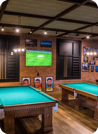 Sala de jogos com mesas de sinuca