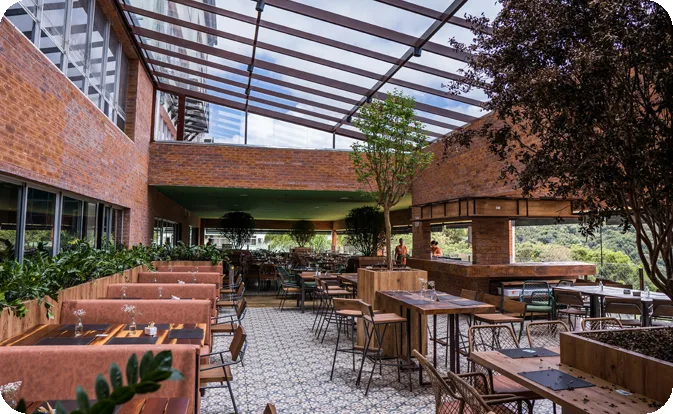 Restaurante — área externa / cobertura