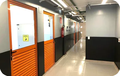 Corredor com portas laranja